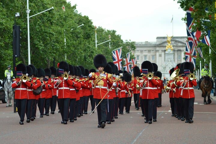Changing of the Guard Walking Tour — Best Views & Insider Access in London photo 5