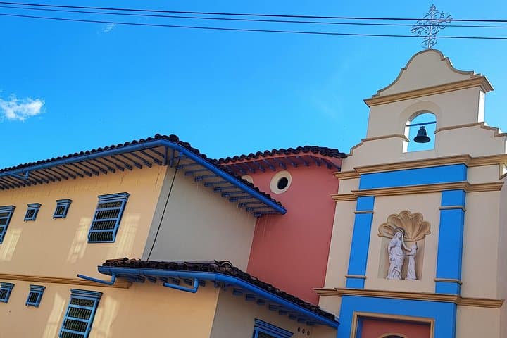 Climb La Piedra and Boat Guatapé: Full-Day Tour from Medellín photo 2
