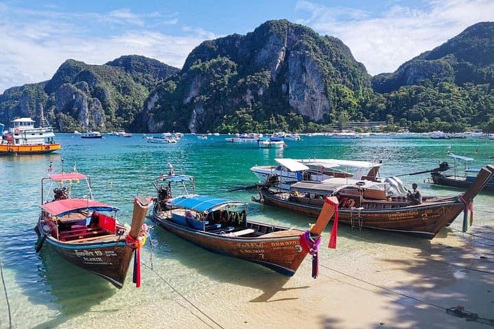 Phi Phi Speedboat Adventure: Maya Bay, Pileh Lagoon and Bamboo Island Day Tour