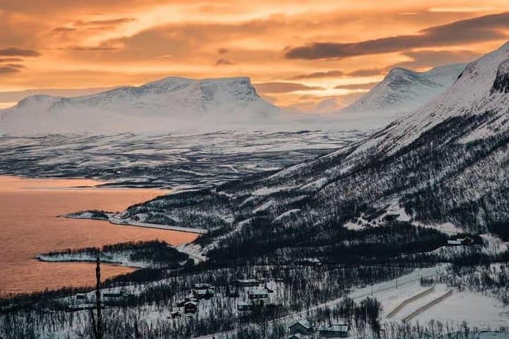 Abisko Arctic Photo Snowshoe Hike — Guided Winter Photography Tour photo 3