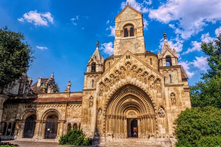 Prague to Budapest Private Car Transfer with Two-Hour Sightseeing Stop photo 6