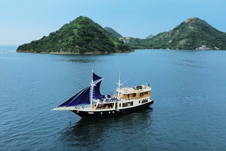 3-Day Liveaboard Komodo Sailing: Phinisi Cruise, Snorkeling & Komodo Dragons