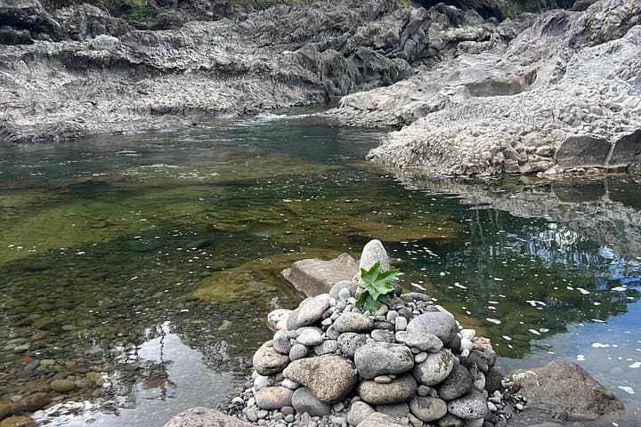 Waiale Waterfalls Hike & Swim with Native Hawaiian Guide — Hilo Waterfall Adventure photo 2