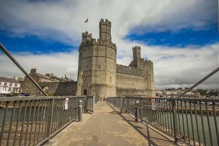 Holyhead to Portmeirion, Snowdonia & Llanberis: Full-Day Scenic Coach Tour