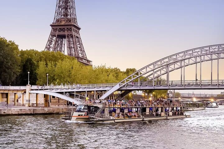 Seine River 1-Hour Sightseeing Cruise from the Eiffel Tower — Paris on the Water photo 5