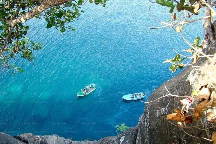Trincomalee Sightseeing Boat Trip: Swami Rock & Koneswaram from the Sea