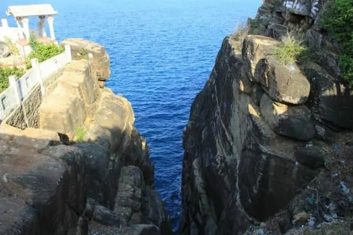 Trincomalee Sightseeing Boat Trip: Swami Rock & Koneswaram from the Sea photo 4