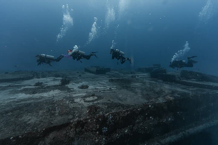 Two-Tank Wreck and Drift Dive in Oahu's Maunalua Bay photo 3