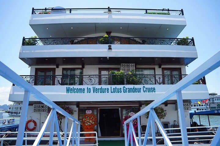 Overnight Luxury Cruise in Halong Bay: Verdure Grandeur 2D1N Experience photo 2