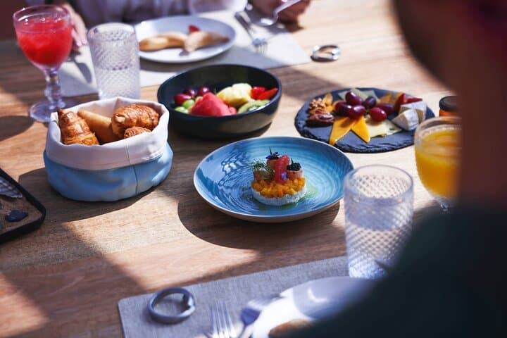 sunrise-luxury-hot-air-balloon-dubai-michelin-breakfast photo 4
