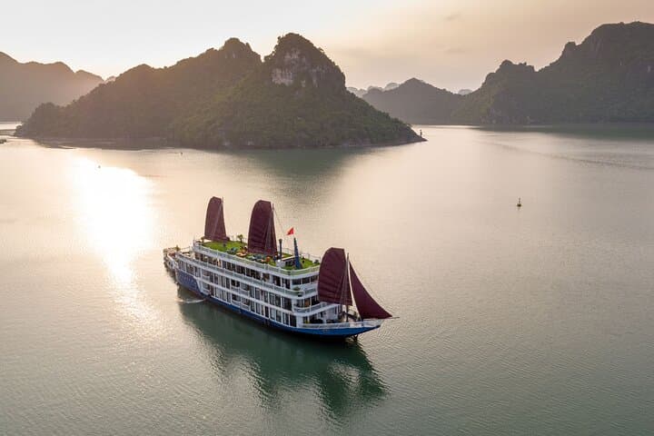 Halong Bay & Lan Ha Bay 2-Day Classic Cruise with Private Balcony