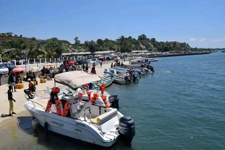 Mussulo Island Tour: Beaches, Boat Rides and Angolan Seafood Experience photo 3