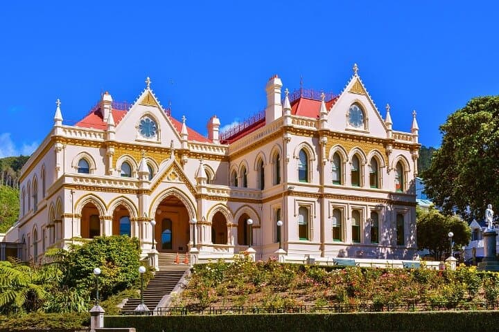 Self-Guided Wellington Walking Tour: Explore Parliament, Historic Pubs & Oriental Bay