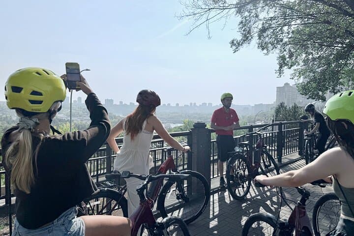 Edmonton City Bike Tour: 3-Hour Guided Highlights with E-Bike Option
