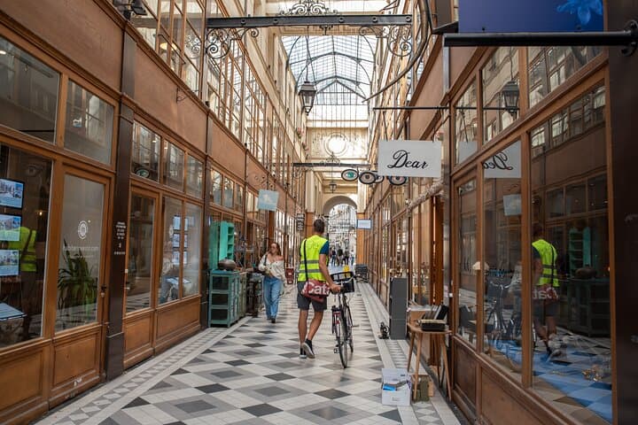 Cycle Paris' Historic Heart: Marais, Île de la Cité & Seine Sights photo 6