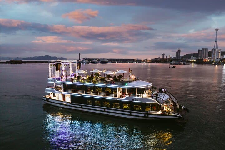 Luxury Iris Cruise Halong Bay: Jacuzzi, Live Music & Premium Lunch photo 4