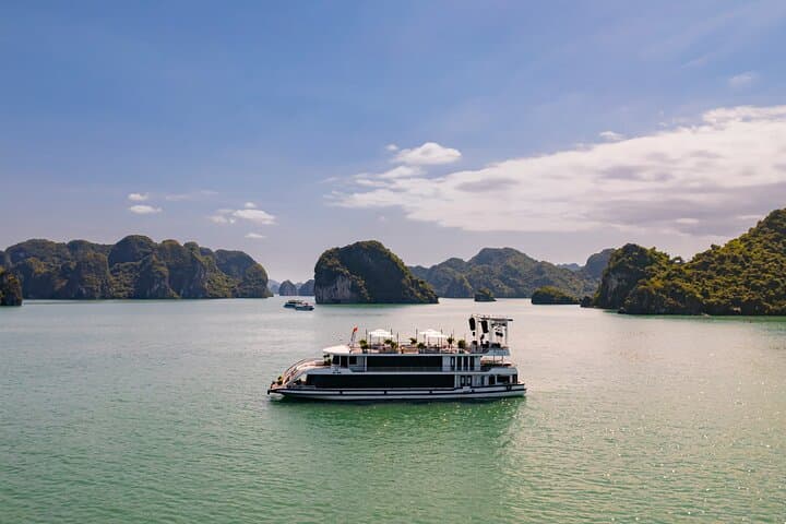 Luxury Iris Cruise Halong Bay: Jacuzzi, Live Music & Premium Lunch photo 5