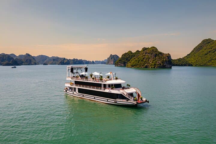 Luxury Iris Cruise: One-Day Halong Bay Tour with Jacuzzi, Sung Sot Cave & Ti Top