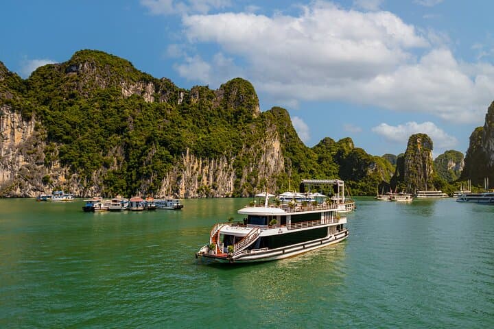 Luxury Iris Cruise Halong Bay: Jacuzzi, Live Music & Premium Lunch