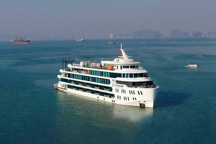 Luna Luxury Day Cruise in Ha Long Bay: Pool, Caves & Gourmet Lunch photo 2