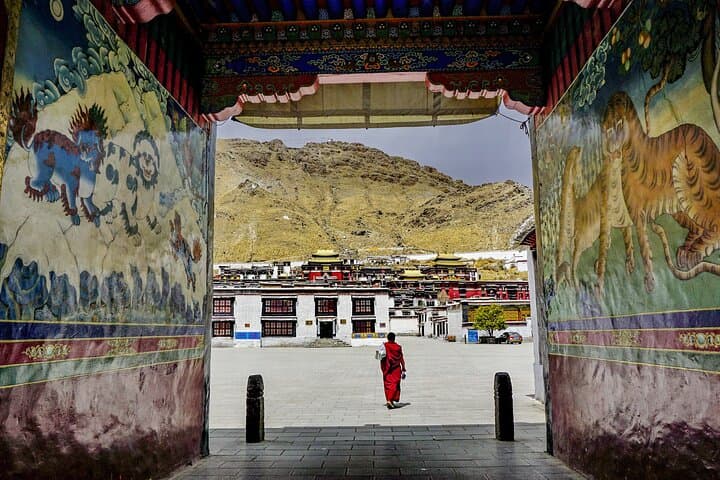 8-Day Lhasa to Everest Base Camp: Cultural Capitals, High Passes & Sunrise on Everest photo 3