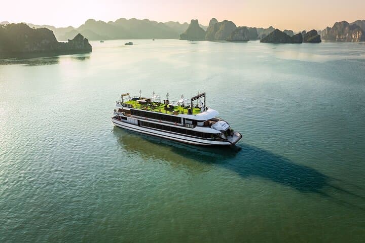 Luxury Ha Long Bay Day Cruise with Kayaking and Buffet from Hanoi