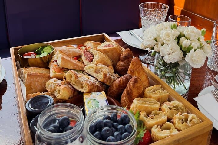 Amsterdam Bottomless Brunch Cruise on the Canals — 60-Minute Prosecco Experience