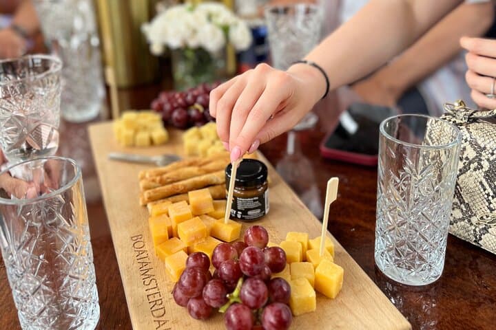 Amsterdam Cheese and Wine Canal Cruise: Gourmet Canal Tour through the UNESCO Canal Belt