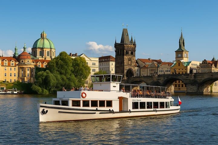 Vltava Lunch Cruise: 2-Hour Prague River Cruise with Lunch and Historic Views