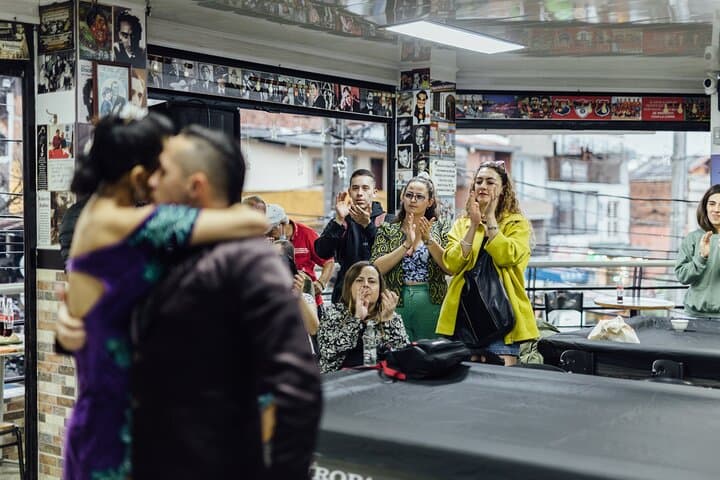 Manrique Barrio Dance Tour — Tango, Murals & Community Rhythm in Medellín