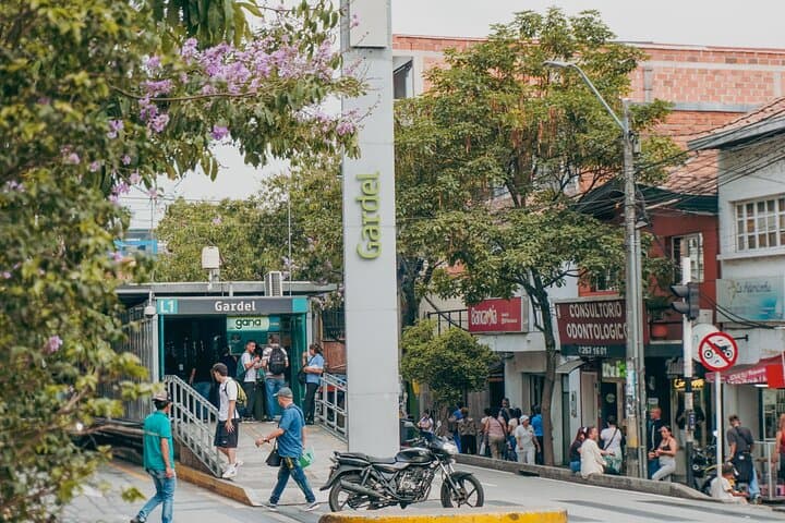 Manrique Barrio Dance Tour — Tango, Murals & Community Rhythm in Medellín photo 5