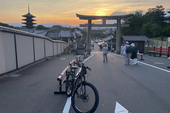 Kyoto Higashiyama Gion Sunset e-Bike Cycling Tour photo 3
