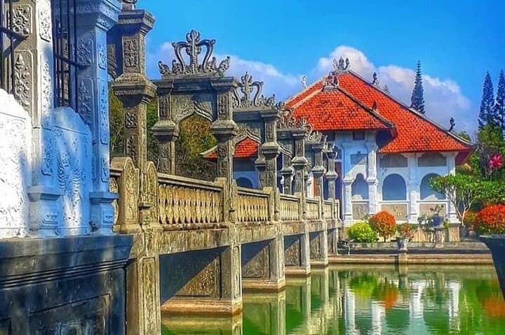 Eastern Bali Private Tour: Goa Lawah, Taman Ujung & Bias Tugel Beach (Full-Day) photo 4