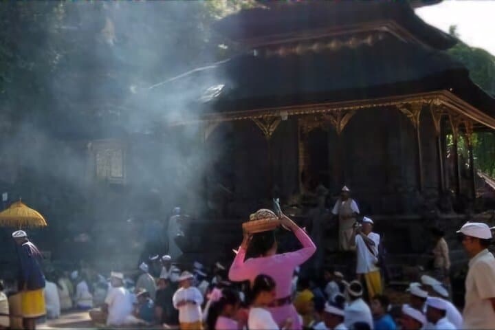 Eastern Bali Private Tour: Goa Lawah, Taman Ujung & Bias Tugel Beach (Full-Day) photo 6