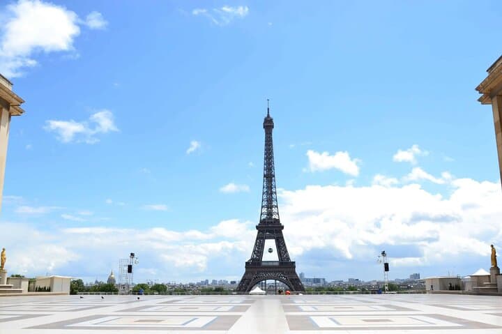 Paris Luxury Minivan City Tour with Audio Guide — Eiffel, Champs-Élysées & Arc de Triomphe photo 3