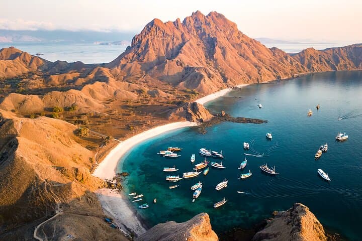 Komodo in a Day: Padar, Pink Beach, Manta Point & Komodo Dragons photo 3