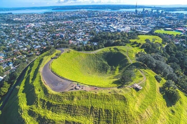 Private Auckland Full-Day Tour: Mount Eden, Museum & Coastal Views photo 3