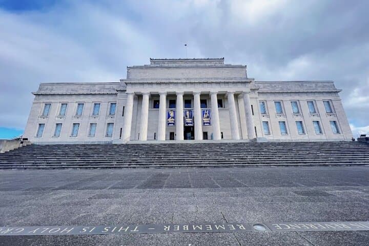 Private Auckland Full-Day Tour: Mount Eden, Museum & Coastal Views photo 5