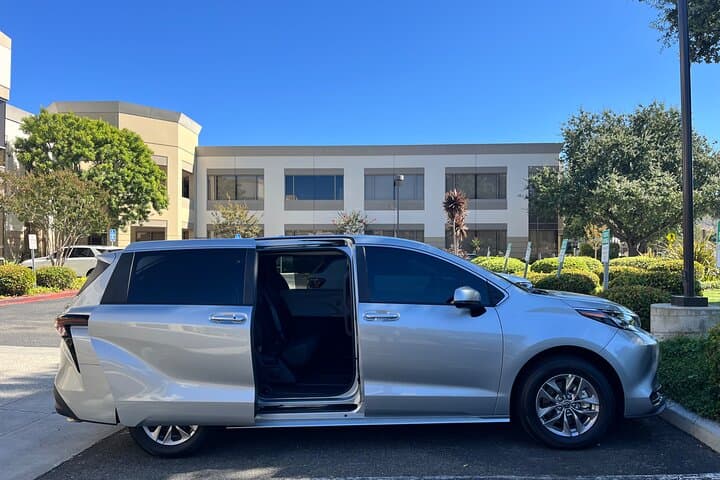 Private Transfer Between Anaheim Resort and Los Angeles — Stress-Free Airport & Hotel Transfers photo 2