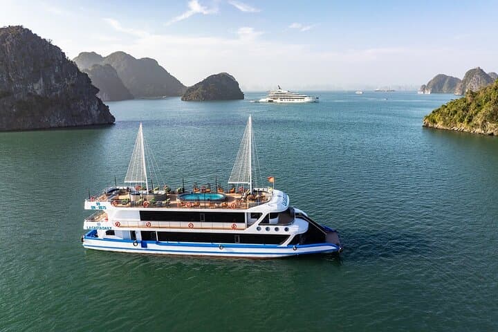 La Casta Halong Bay Day Cruise: Sung Sot Cave, Kayaking & Onboard Jacuzzi photo 2