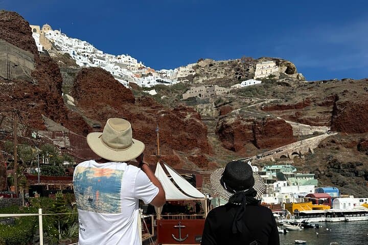 Santorini Personalized Tour: Oia, Perissa Black Sand & Mount Profitis Ilias