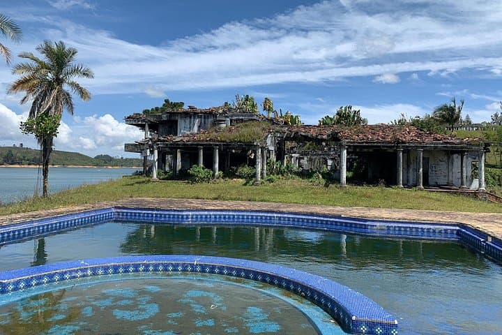 Pablo Escobar Mansion Tour in El Peñol & Guatapé — Quad, Stone and Island Experience photo 2