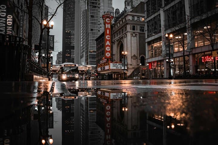 Chicago Architecture and Ghost Tour: Haunted Riverwalk & Historic Landmarks Walking Tour