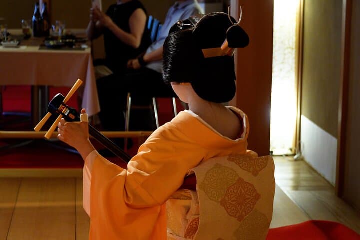 Maiko Experience at a Kyoto Noh Stage: Lunch, Dance, and Ozashiki Games photo 4