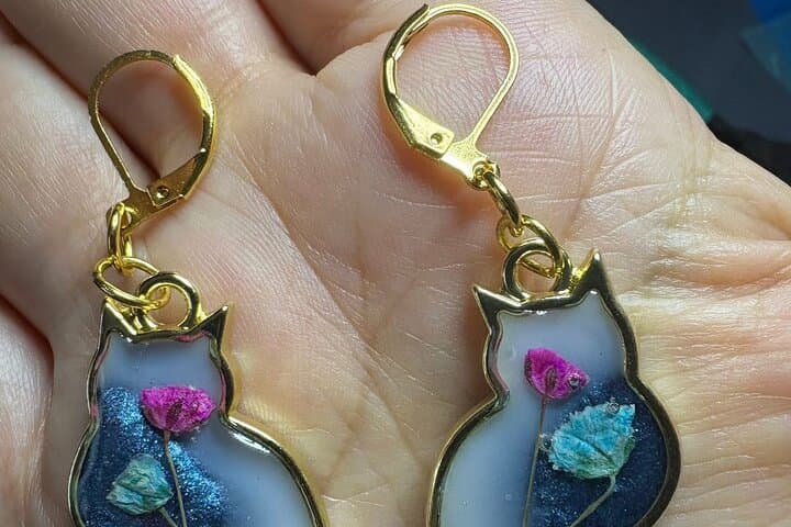 Maui UV Resin Jewelry Workshop in Paia — Create Earrings, Pendants & Keychains photo 6