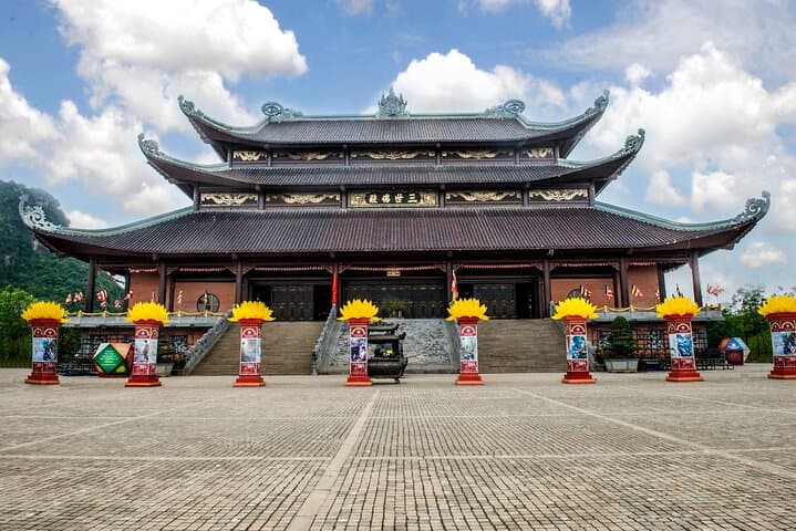 Ninh Binh Luxury Day Tour: Bai Dinh Pagoda, Trang An Boat Trip & Mua Cave photo 6
