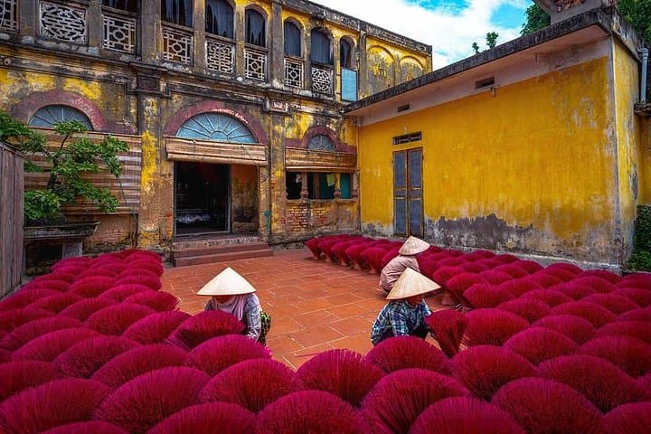 Hanoi Train Street & Quang Phu Cau Incense Village Private Half-Day Tour photo 2