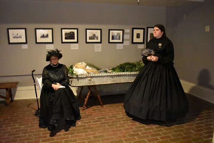 Ghostly Gallivant Tour — Saints & Sinners Haunted Walking Tour in New Orleans photo 2
