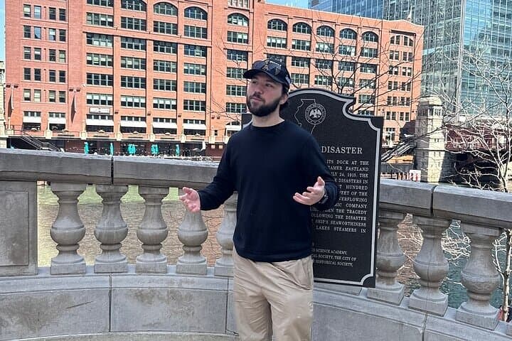 Chicago Architecture and Ghost Tour: Haunted Riverwalk & Historic Landmarks Walking Tour photo 3