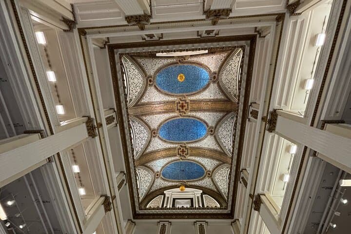 Chicago Architecture and Ghost Tour: Haunted Riverwalk & Historic Landmarks Walking Tour photo 4